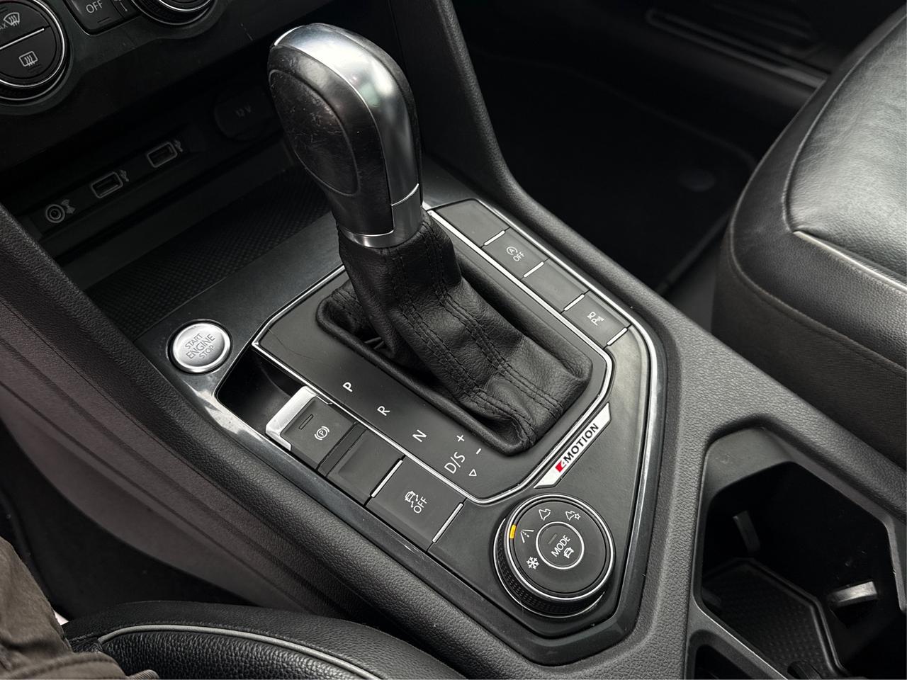 2018 Volkswagen Tiguan 7 PASS SUNROOF  NAV LEATHER WE FINANCE ALL CREDIT! Photo