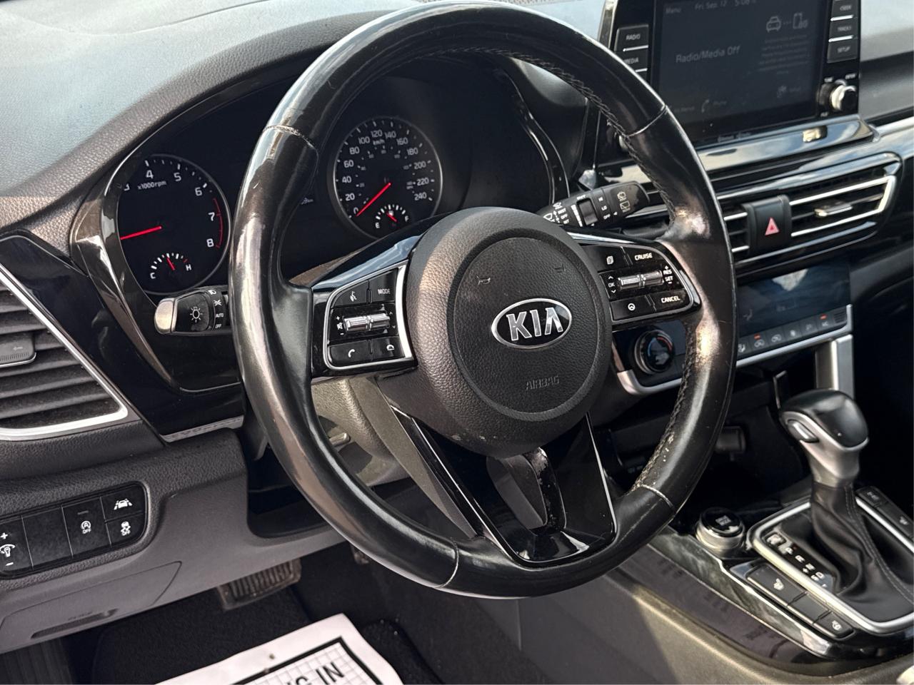 2021 Kia Seltos LEATHER SUNROOF HEATED SEATS WE FINANCE ALL CREDIT Photo