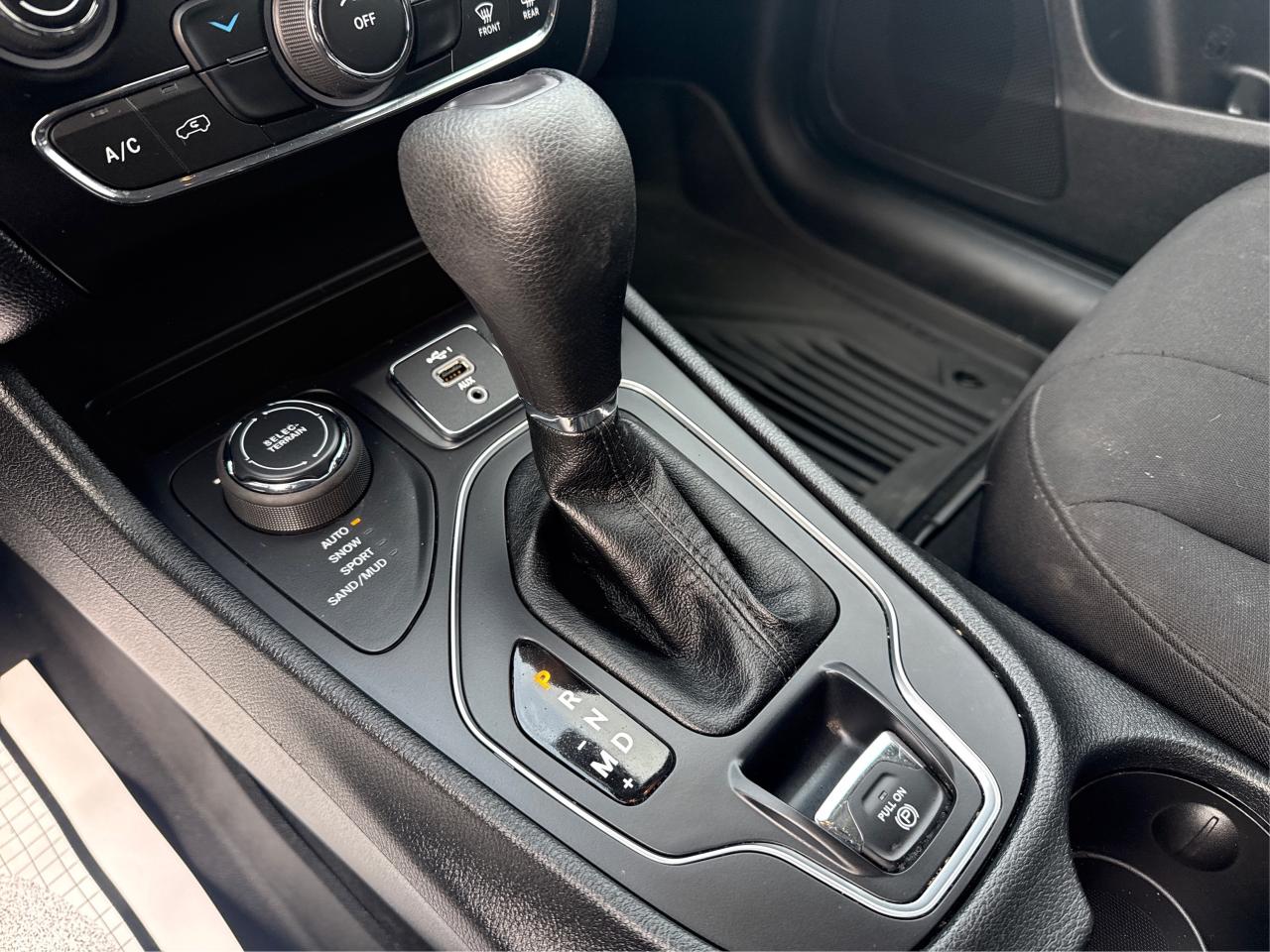 2022 Jeep Cherokee AWD HEATED SEATS REAR CAM WE FINANCE ALL CREDIT Photo