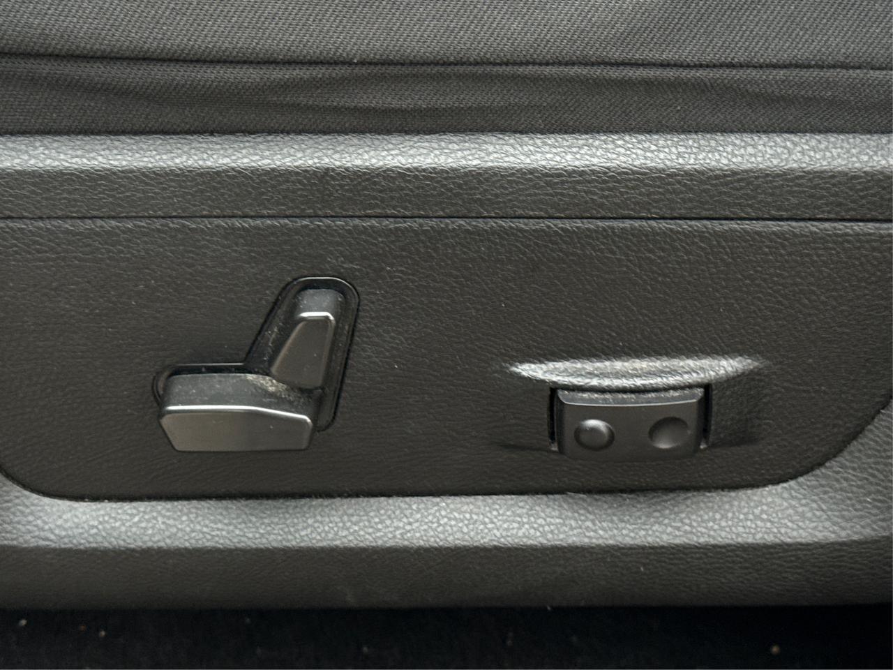 2022 RAM 1500 Classic SLT 4x4 Crew Cab 5'7  BX MINT WE FINANC ALL CREDIT Photo