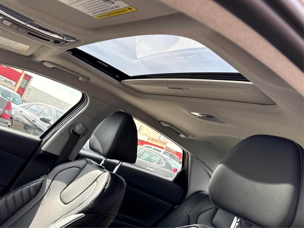2024 Hyundai Elantra Luxury NAV LEATHER SUNROOF WE FINANCE ALL CREDIT Photo