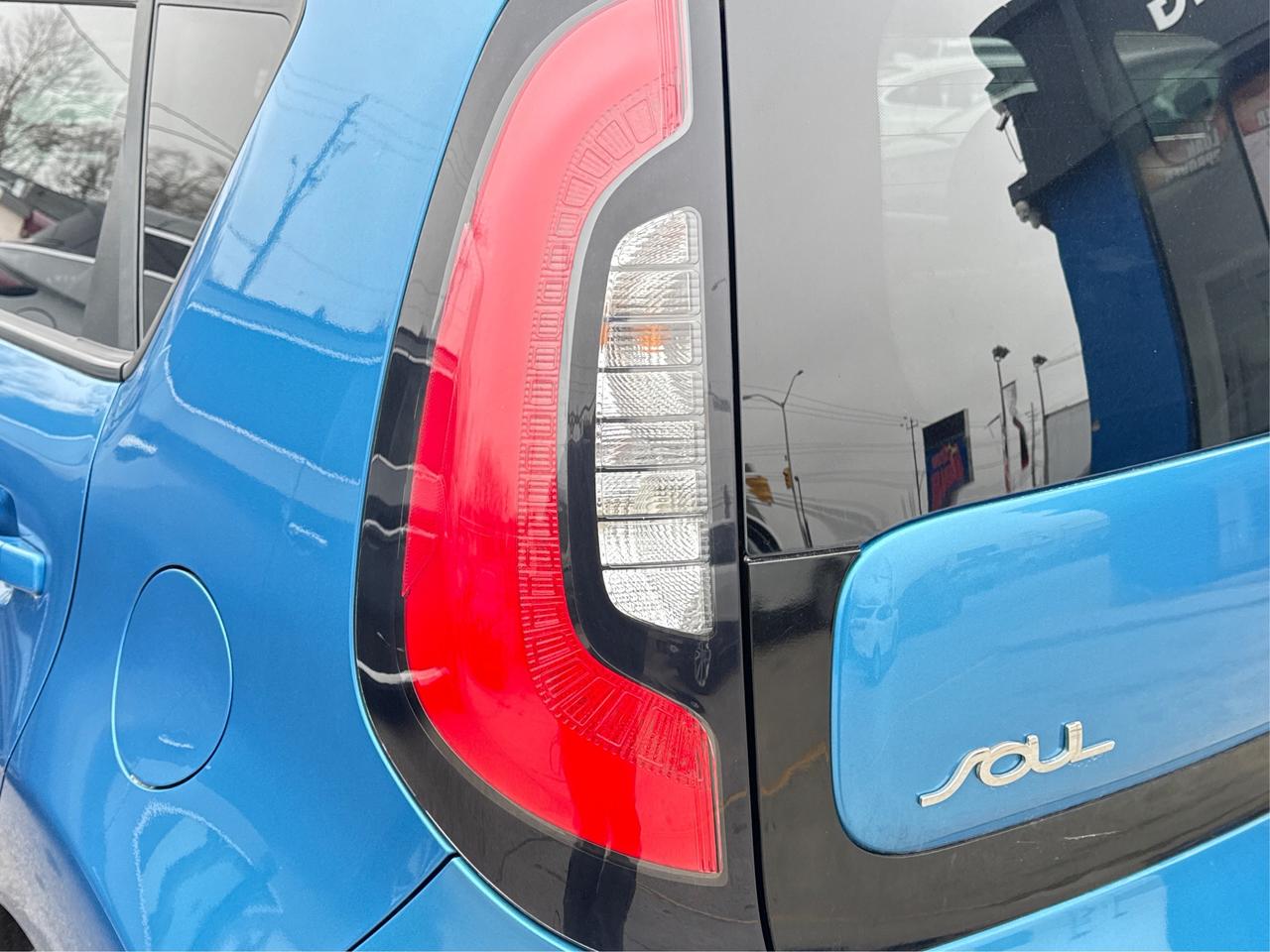 2016 Kia Soul Luxury CLEAN MUST SEE WE FINANCE ALL CREDIT Photo