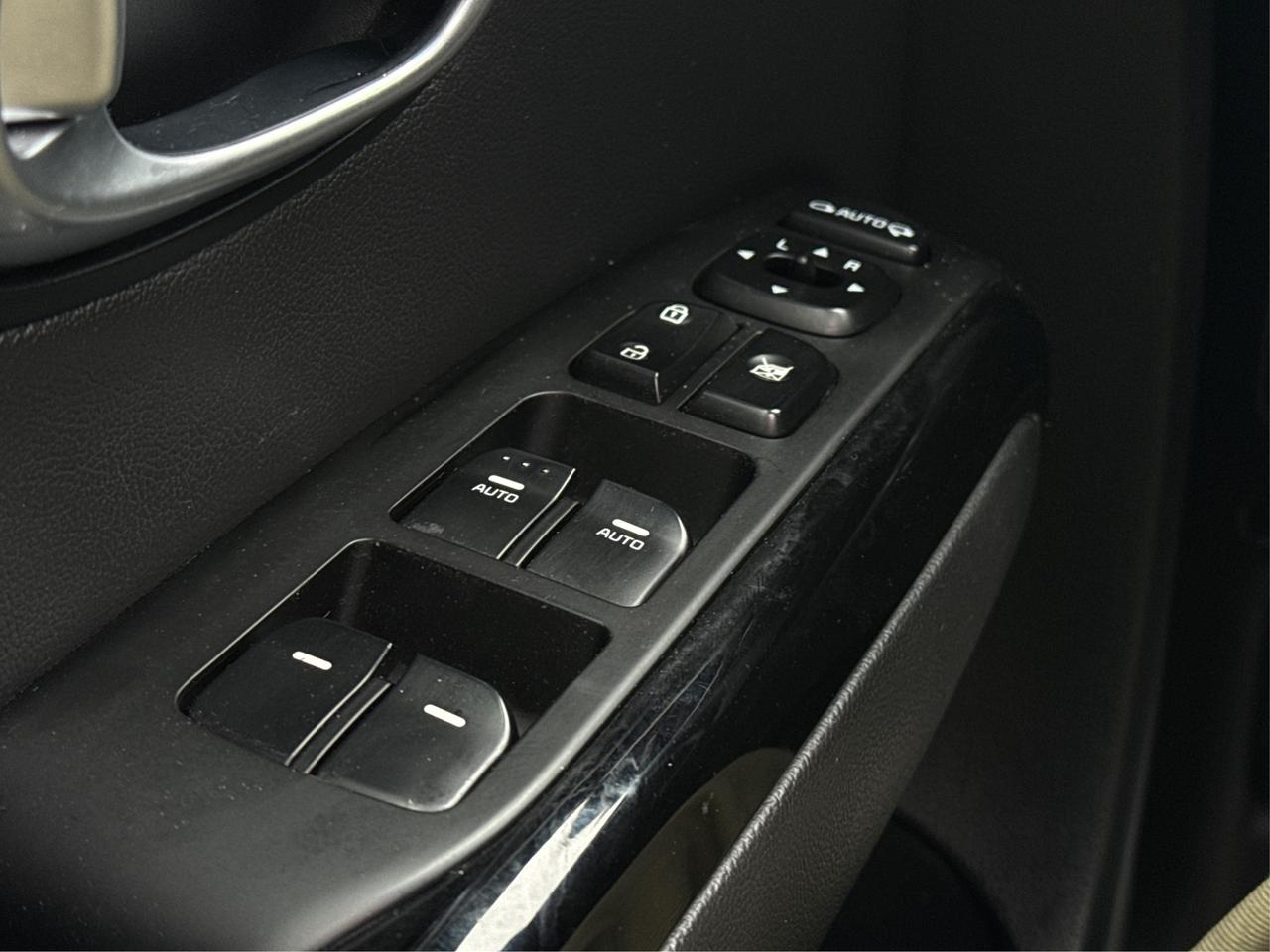 2016 Kia Soul Luxury CLEAN MUST SEE WE FINANCE ALL CREDIT Photo