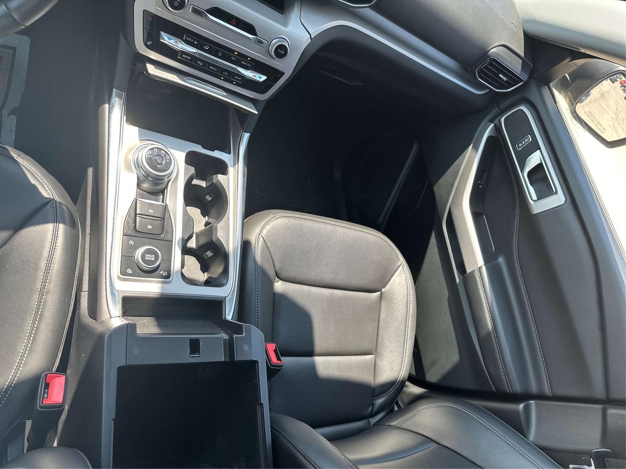 2024 Ford Explorer LEATHER CERTIFIED LOW KM  WE FINANCE ALL CREDIT! Photo