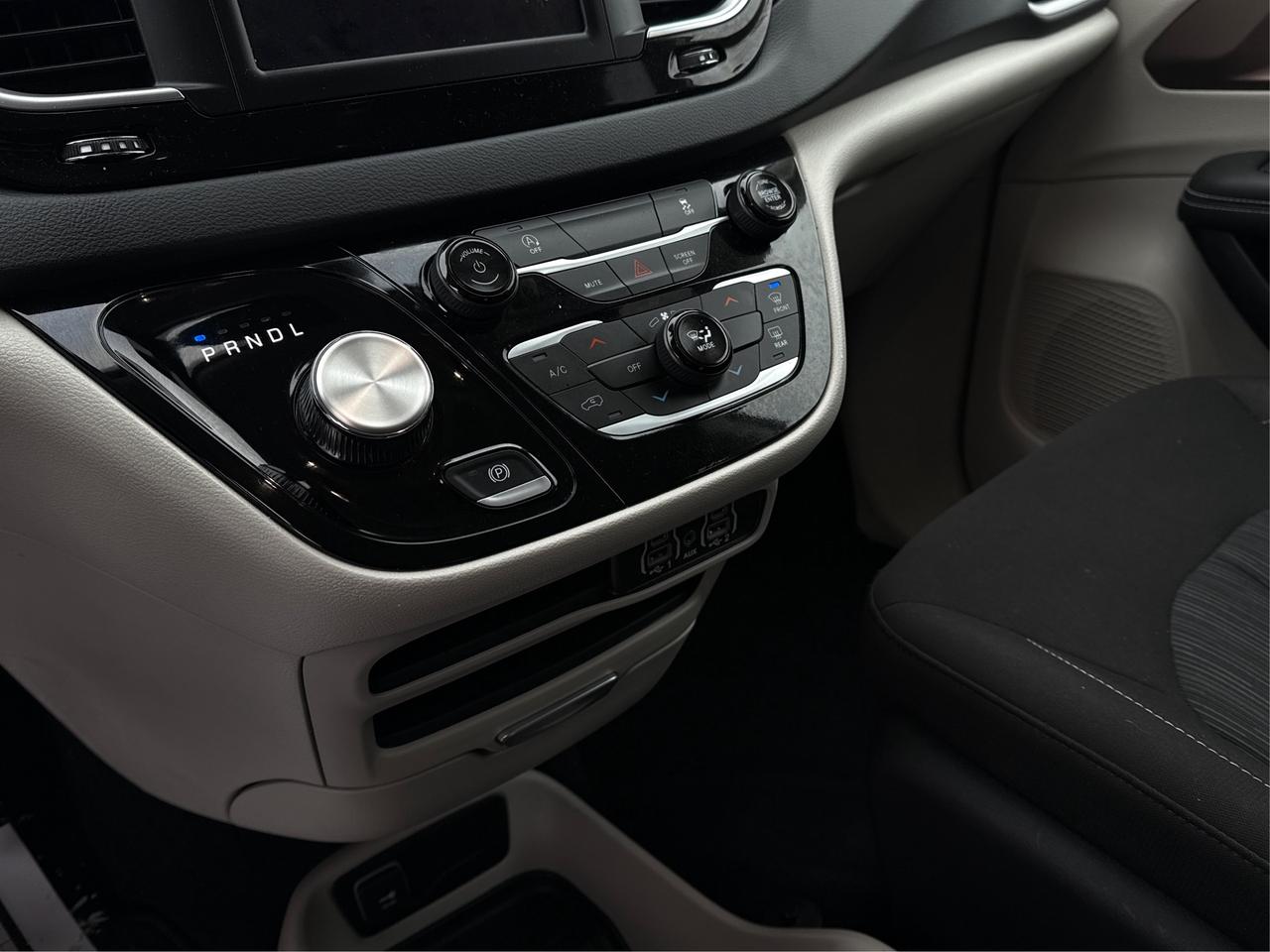 2024 Chrysler Grand Caravan SXT CERTIFIED CLEAN MUST SEE WE FINANCE ALL CREDIT Photo