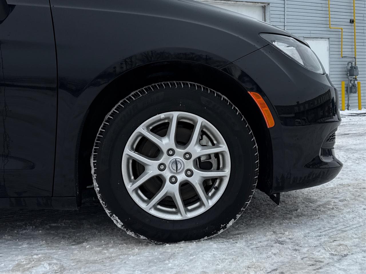 2024 Chrysler Grand Caravan SXT CERTIFIED CLEAN MUST SEE WE FINANCE ALL CREDIT Photo