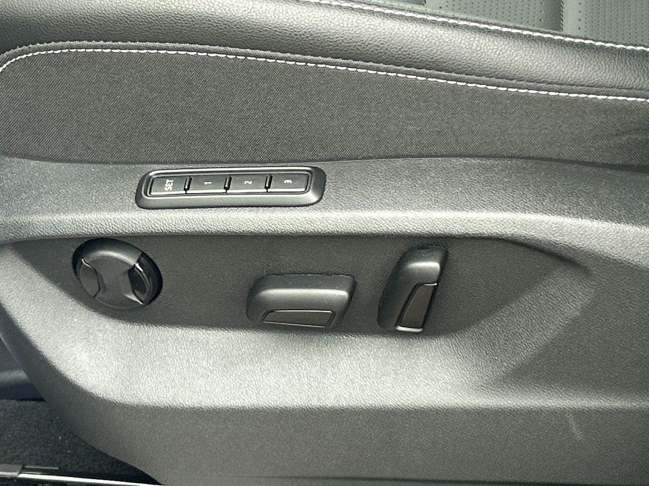 2024 Volkswagen Atlas Cross Sport Highline 2.0 TSI 4MOTION Tow Hitch  Panoramic Roof Photo