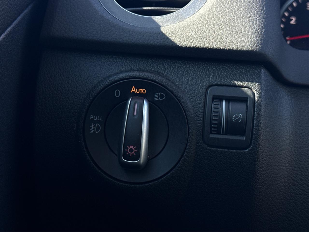 2017 Volkswagen Tiguan PANO ROOF HEATED SEATS CLEAN! WE FINANCE ALL CREDT Photo