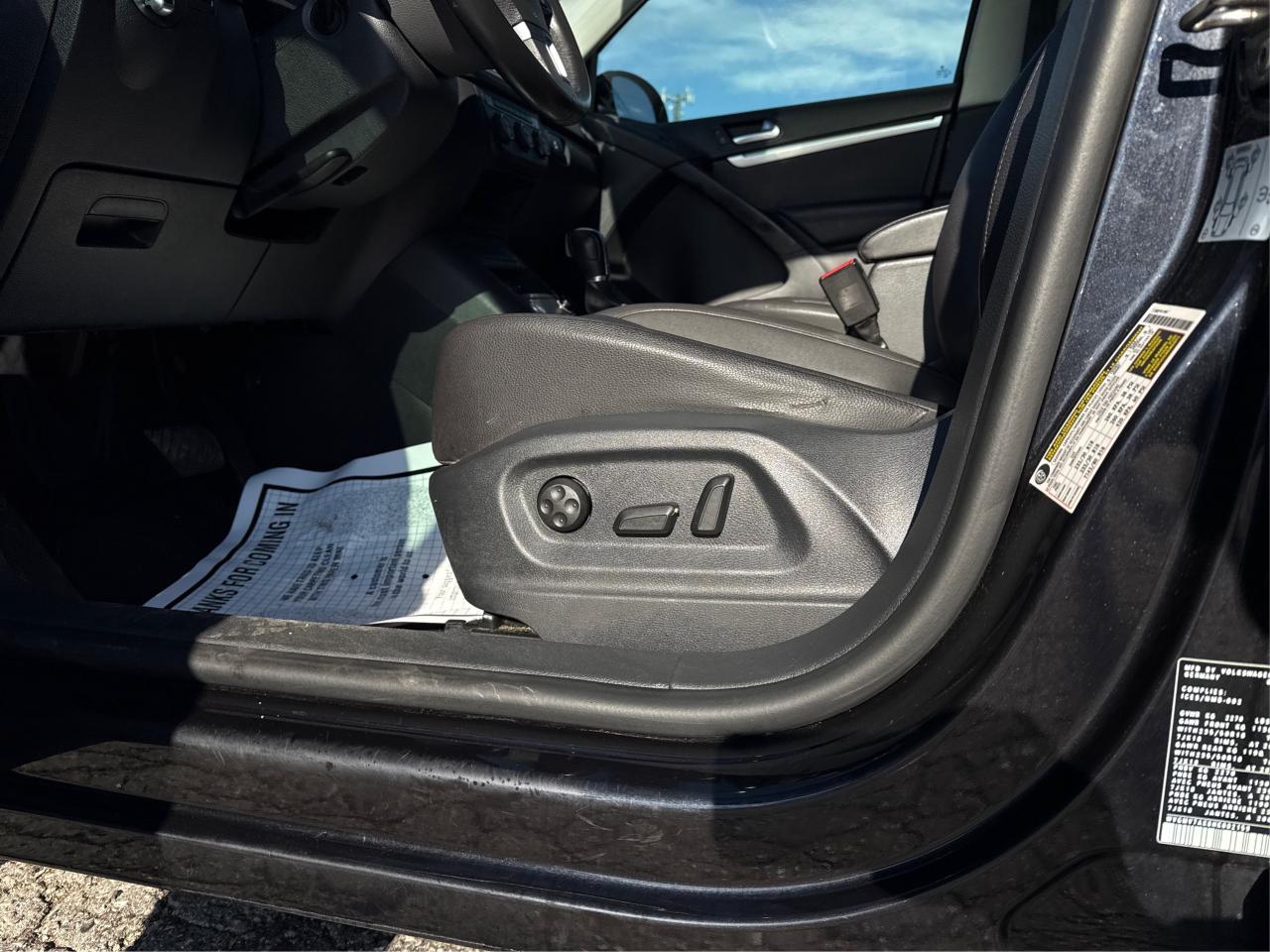 2017 Volkswagen Tiguan PANO ROOF HEATED SEATS CLEAN! WE FINANCE ALL CREDT Photo