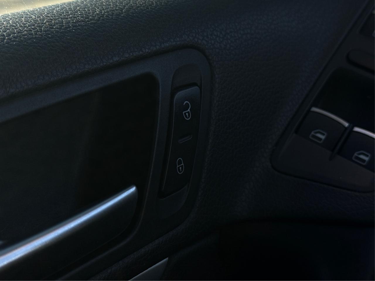 2017 Volkswagen Tiguan PANO ROOF HEATED SEATS CLEAN! WE FINANCE ALL CREDT Photo