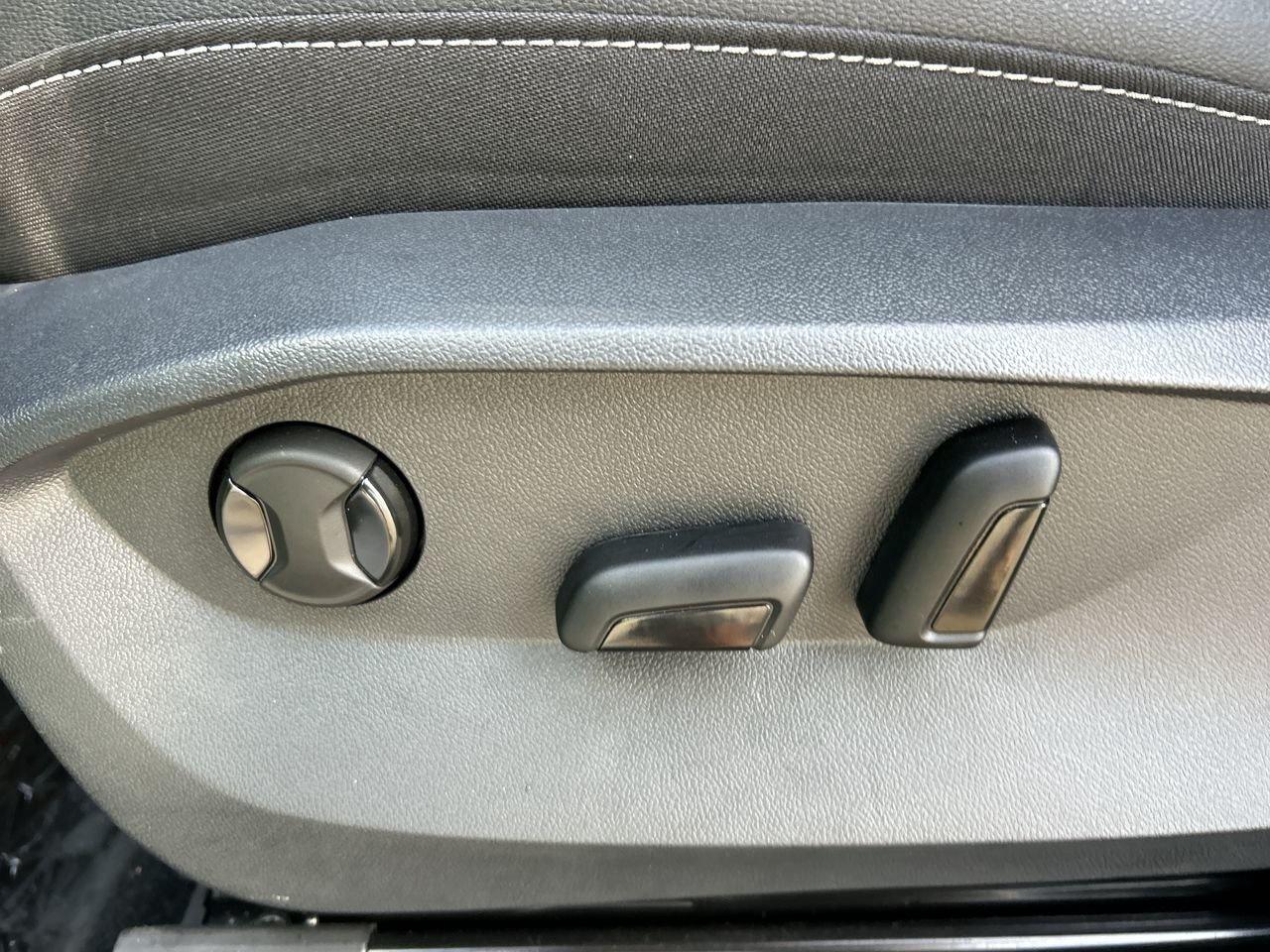 2025 Volkswagen Taos Comfortline Black Edition 4MOTION (LIMITED INVENTO Photo