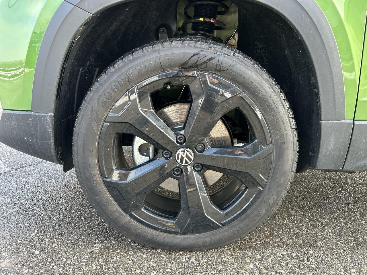 2025 Volkswagen Taos Comfortline Black Edition 4MOTION (LIMITED INVENTO Photo