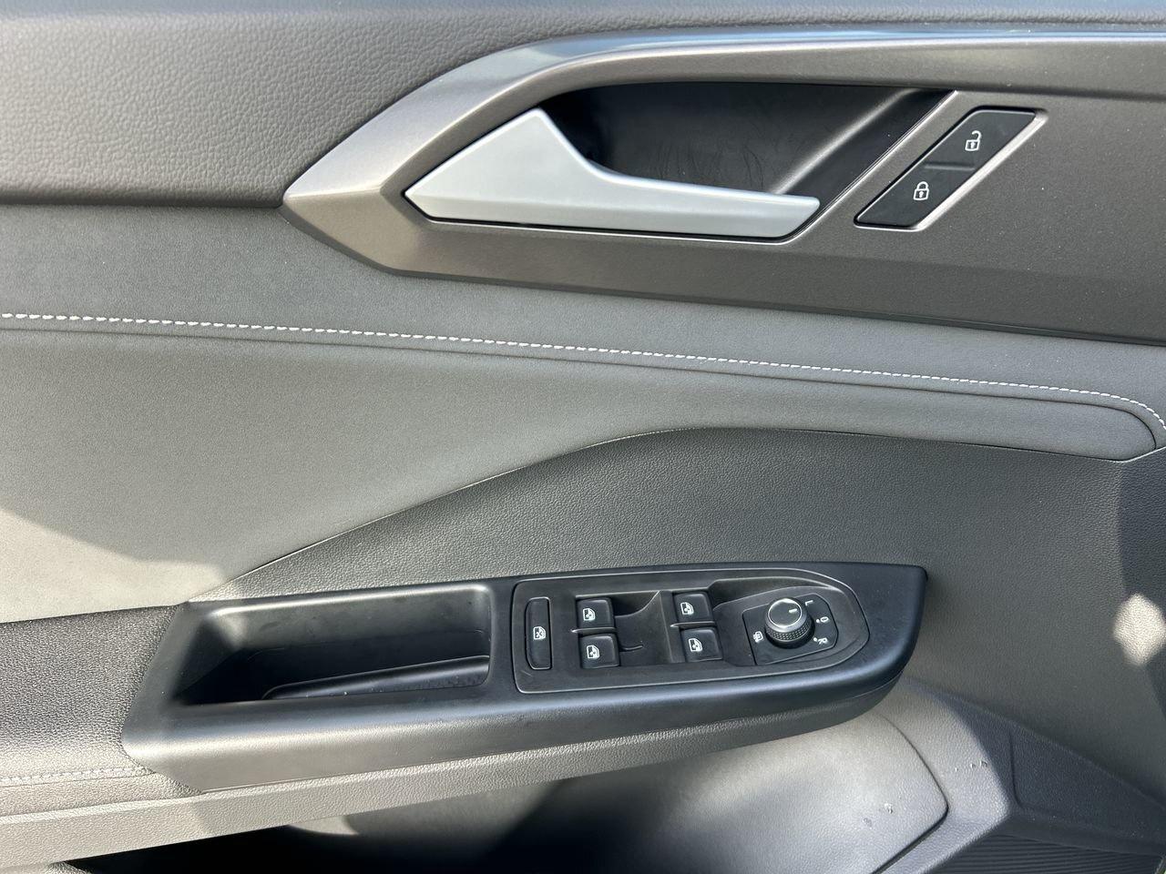 2025 Volkswagen Taos Comfortline Black Edition 4MOTION (LIMITED INVENTO Photo