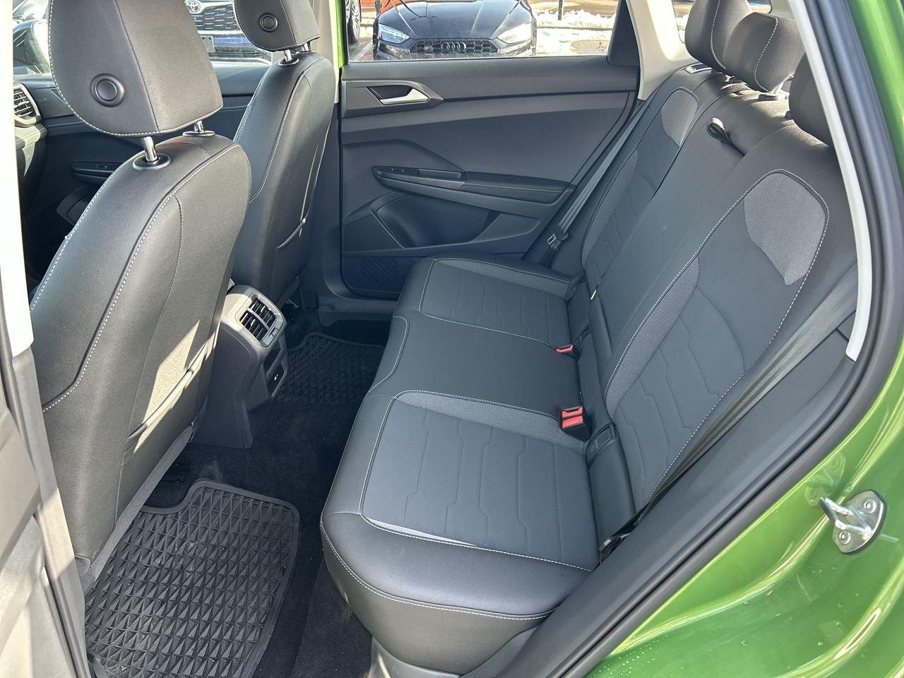 2025 Volkswagen Taos Comfortline Black Edition 4MOTION (LIMITED INVENTO Photo