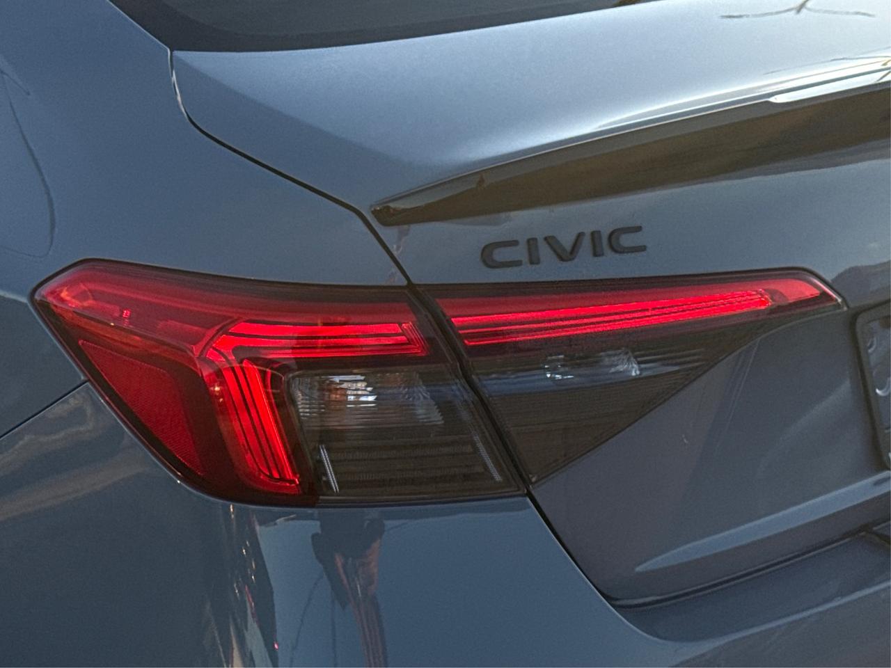 2022 Honda Civic Sedan NAV LEATHER SUNROOF LOADED! WE FINANCE ALL CREDIT Photo