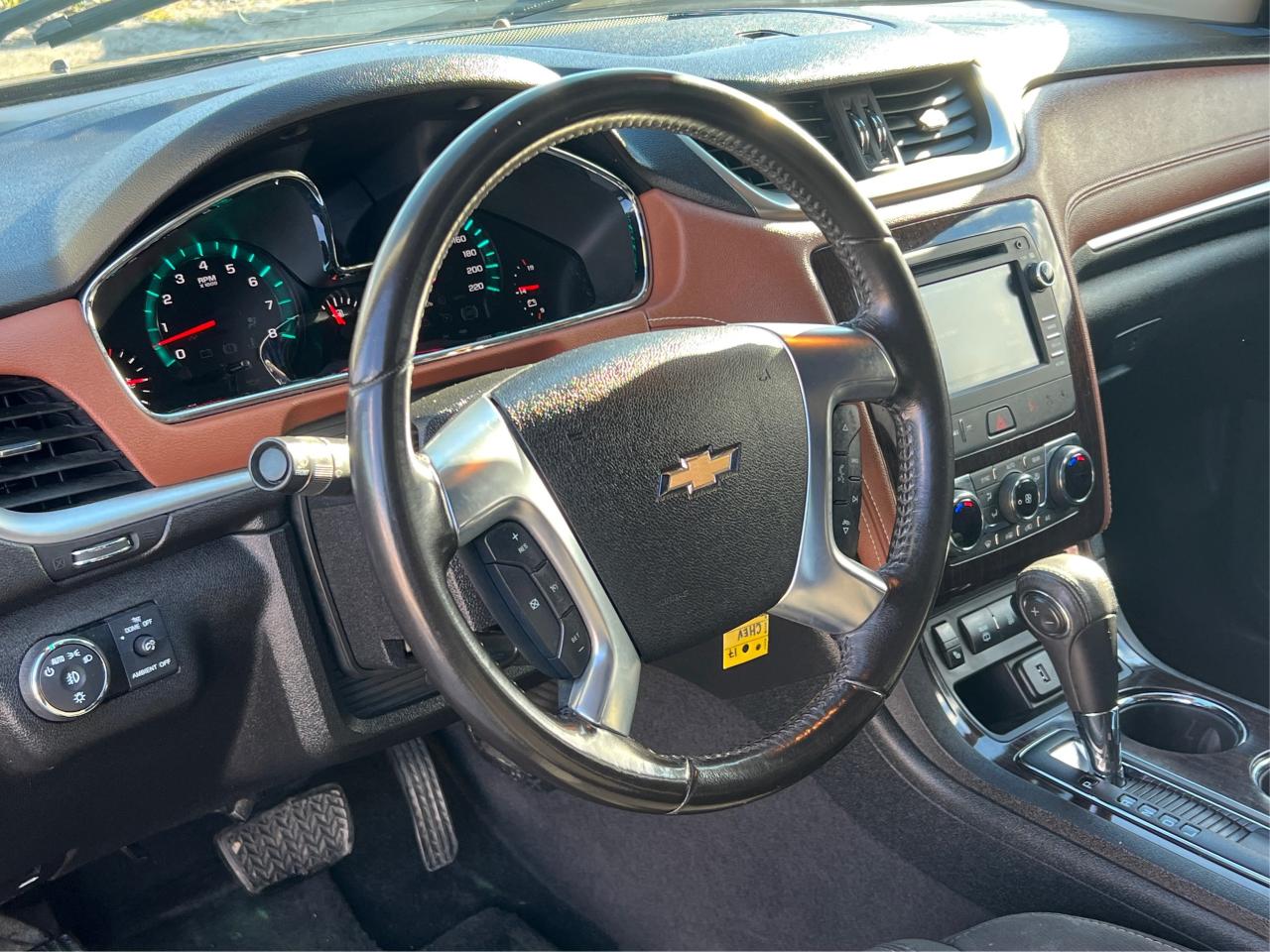 2017 Chevrolet Traverse LT w-2LT PANO 7 SEATS 1OWNER WE FINANCE ALL CREDIT Photo