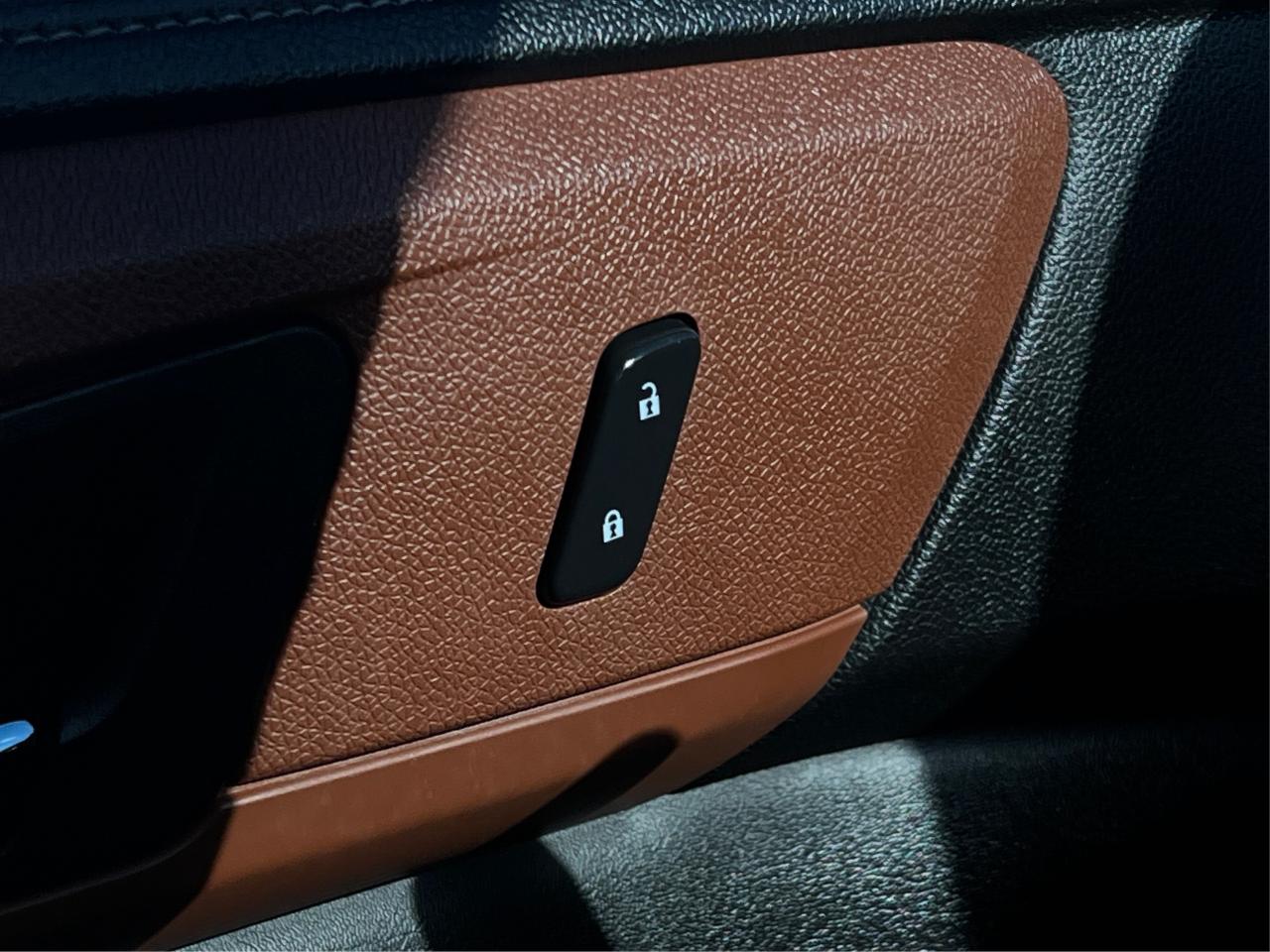 2017 Chevrolet Traverse LT w-2LT PANO 7 SEATS 1OWNER WE FINANCE ALL CREDIT Photo