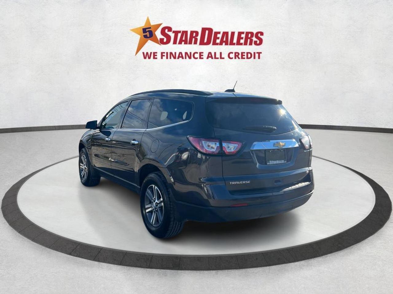 2017 Chevrolet Traverse LT w-2LT PANO 7 SEATS 1OWNER WE FINANCE ALL CREDIT Photo4