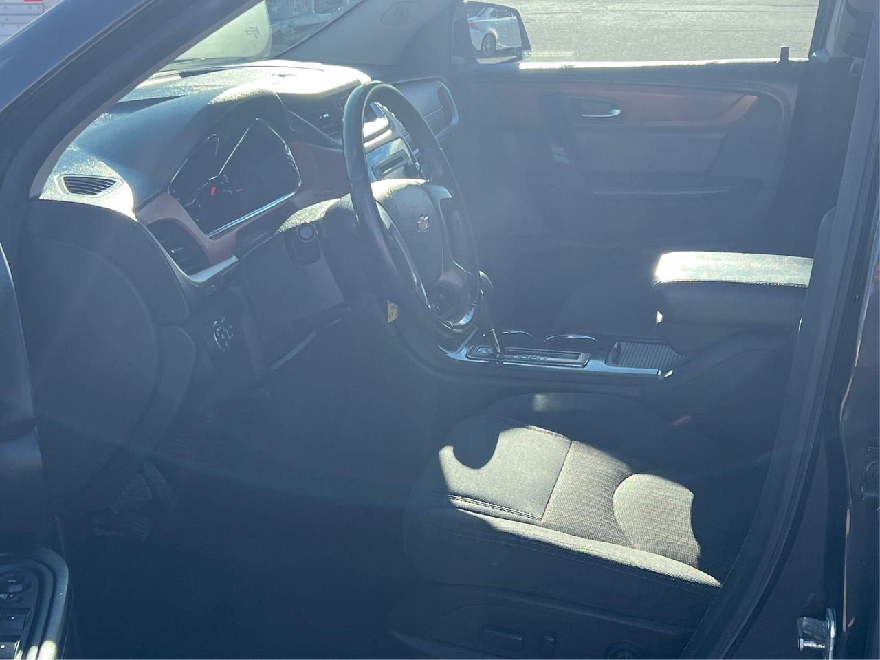 2017 Chevrolet Traverse LT w-2LT PANO 7 SEATS 1OWNER WE FINANCE ALL CREDIT Photo