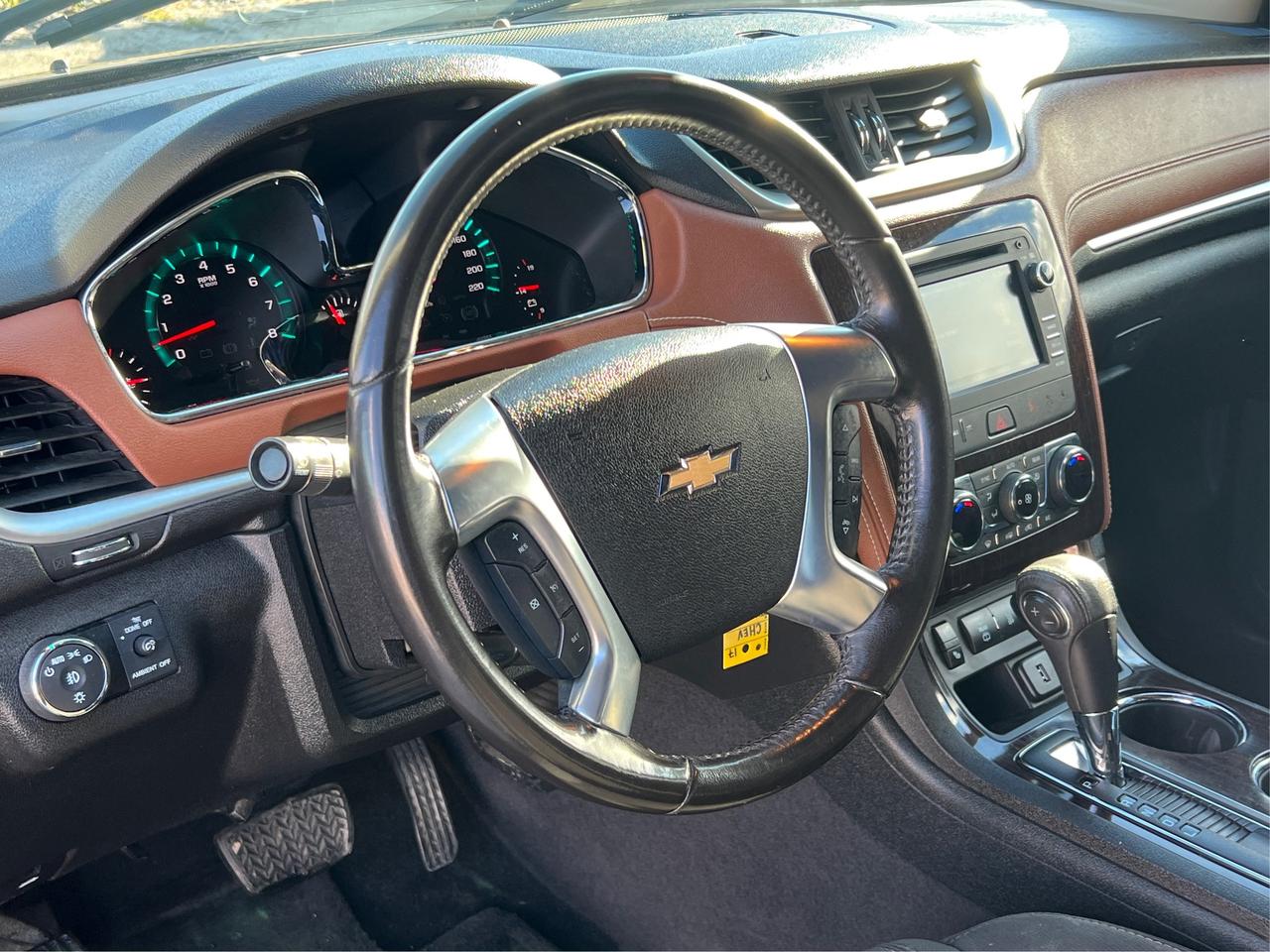 2017 Chevrolet Traverse LT w-2LT PANO 7 SEATS 1OWNER WE FINANCE ALL CREDIT Photo