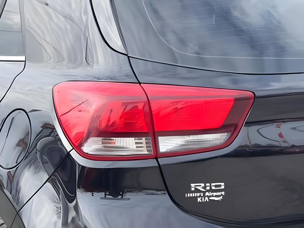 2019 Kia Rio 5-door SPORT SUNROOF LOADED MINT! WE FINANCE ALL CREDIT! Photo