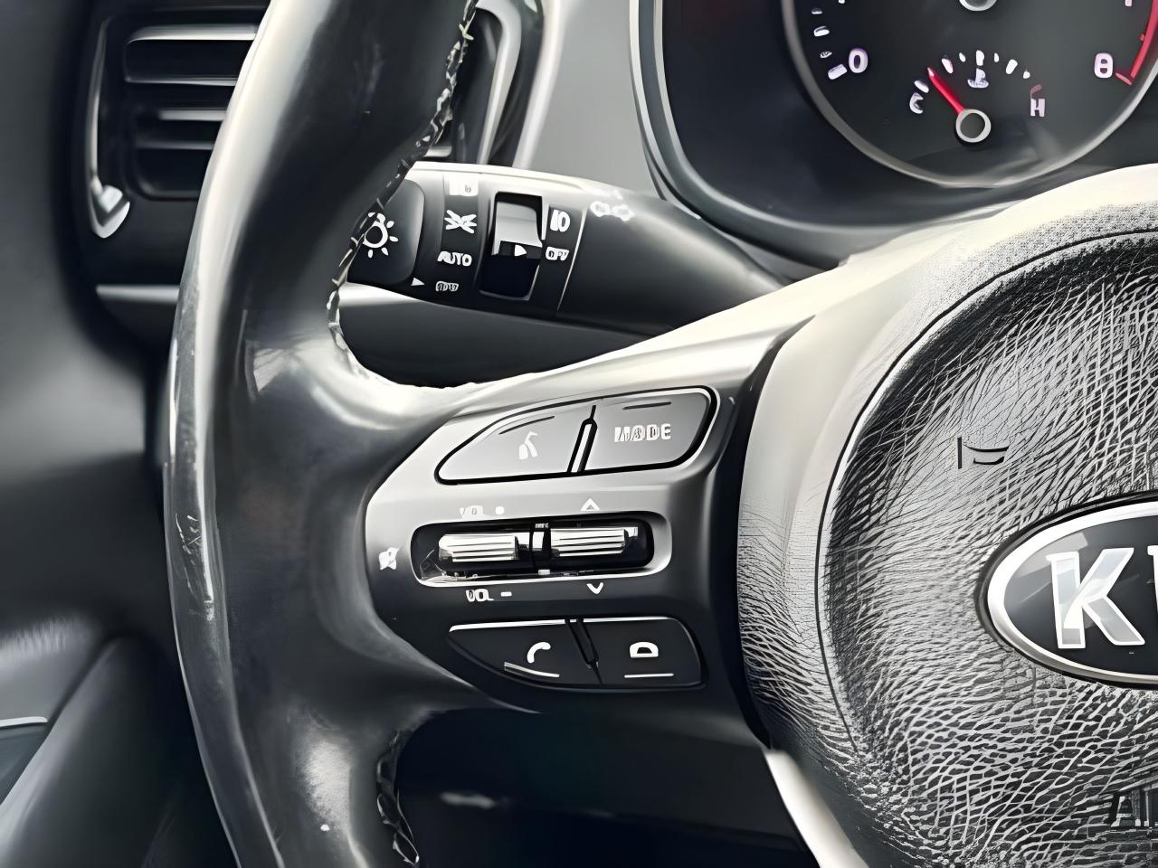 2019 Kia Rio 5-door SPORT SUNROOF LOADED MINT! WE FINANCE ALL CREDIT! Photo