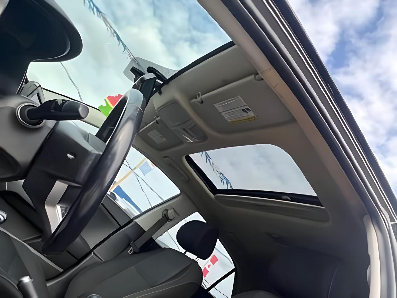 2019 Kia Rio 5-door SPORT SUNROOF LOADED MINT! WE FINANCE ALL CREDIT! Photo