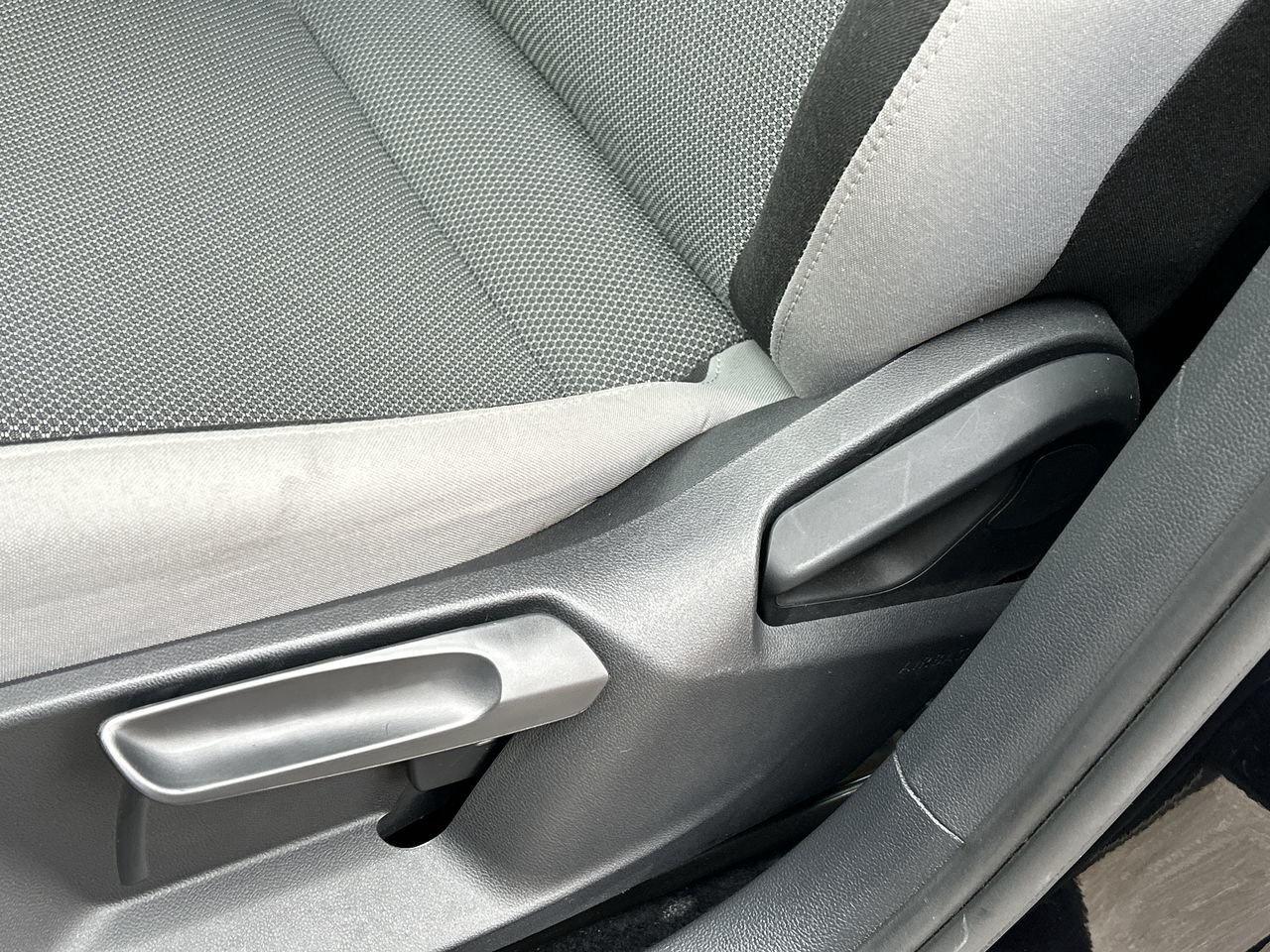 2022 Volkswagen Taos Trendline 1.5T 4MOTION Multi-Drive Modes  AWD  Hea Photo