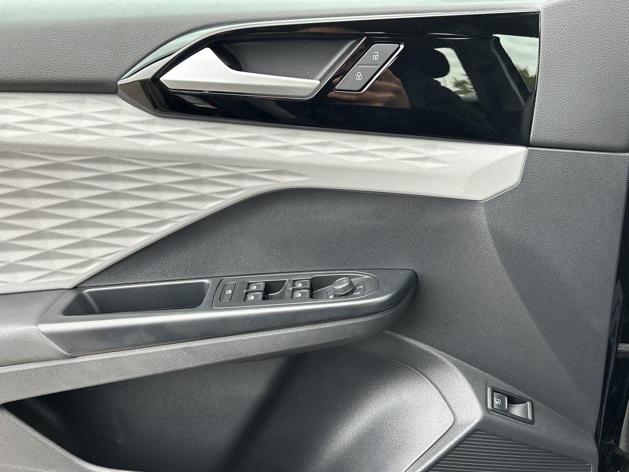 2022 Volkswagen Taos Trendline 1.5T 4MOTION Multi-Drive Modes  AWD  Hea Photo