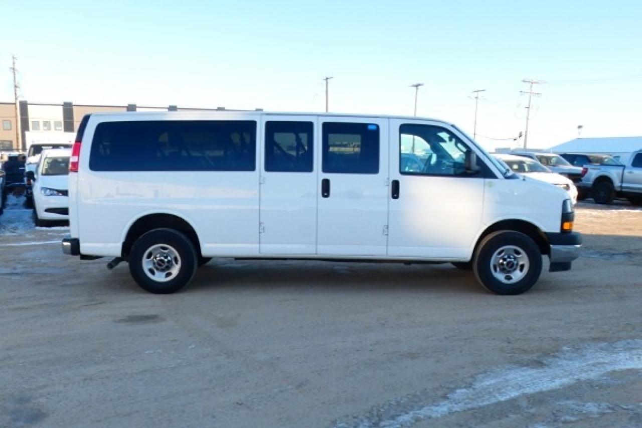 2023 GMC Savana 3500 LT RWD 15 pass. w/cloth seats, RVM BUC - Photo #5
