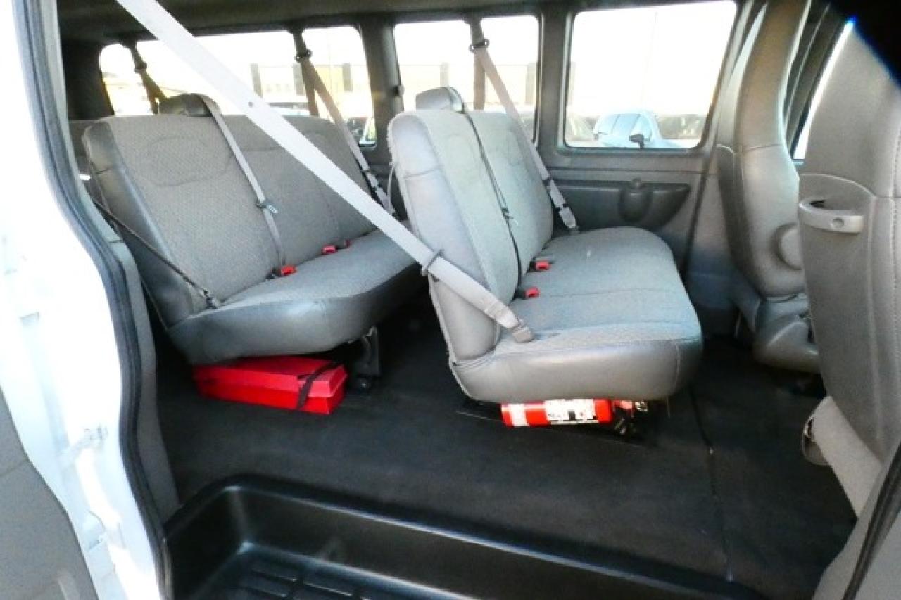 2023 GMC Savana 3500 LT RWD 15 pass. w/cloth seats, RVM BUC - Photo #10