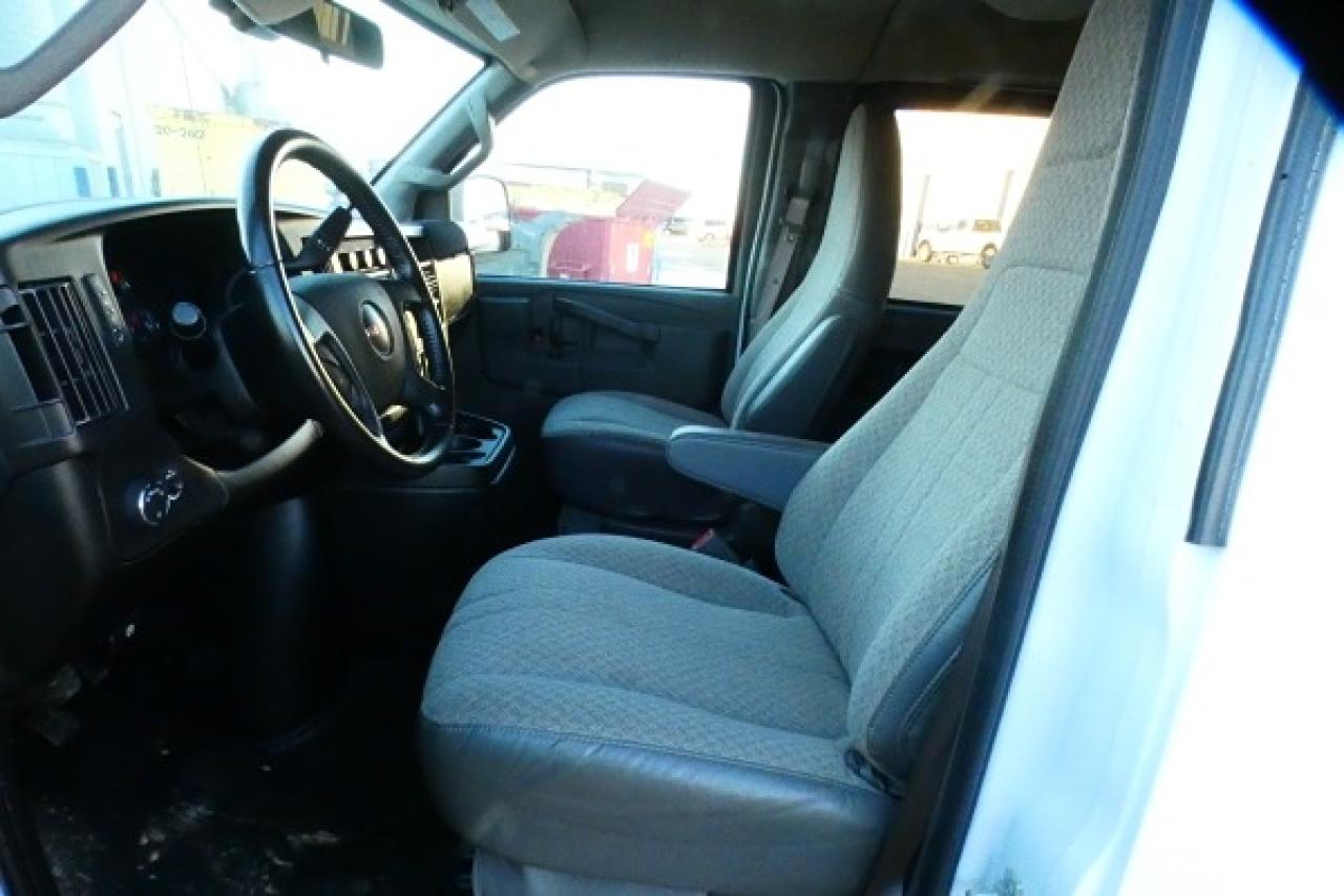 2023 GMC Savana 3500 LT RWD 15 pass. w/cloth seats, RVM BUC - Photo #12