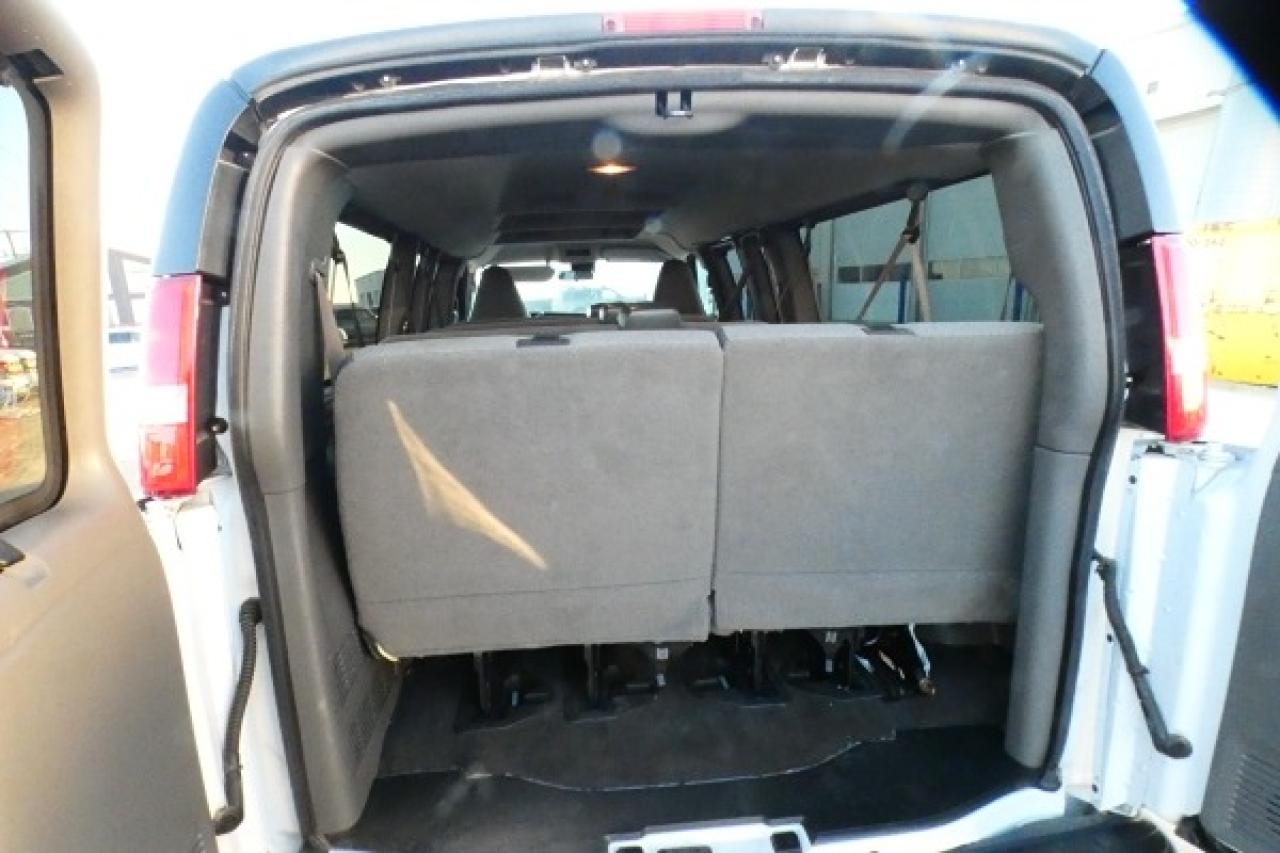 2023 GMC Savana 3500 LT RWD 15 pass. w/cloth seats, RVM BUC - Photo #9