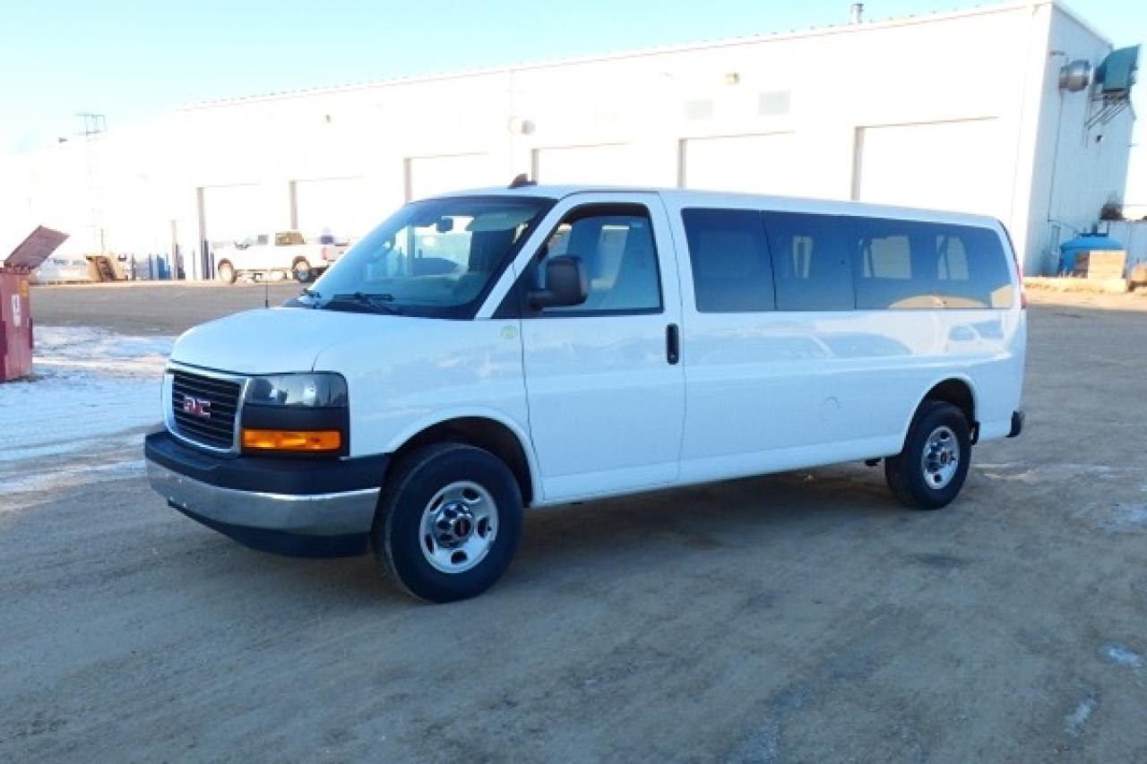 2023 GMC Savana 3500 LT RWD 15 pass. w/cloth seats, RVM BUC - Photo #2