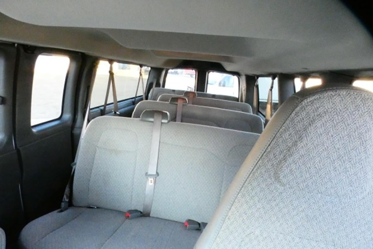 2023 GMC Savana 3500 LT RWD 15 pass. w/cloth seats, RVM BUC - Photo #11