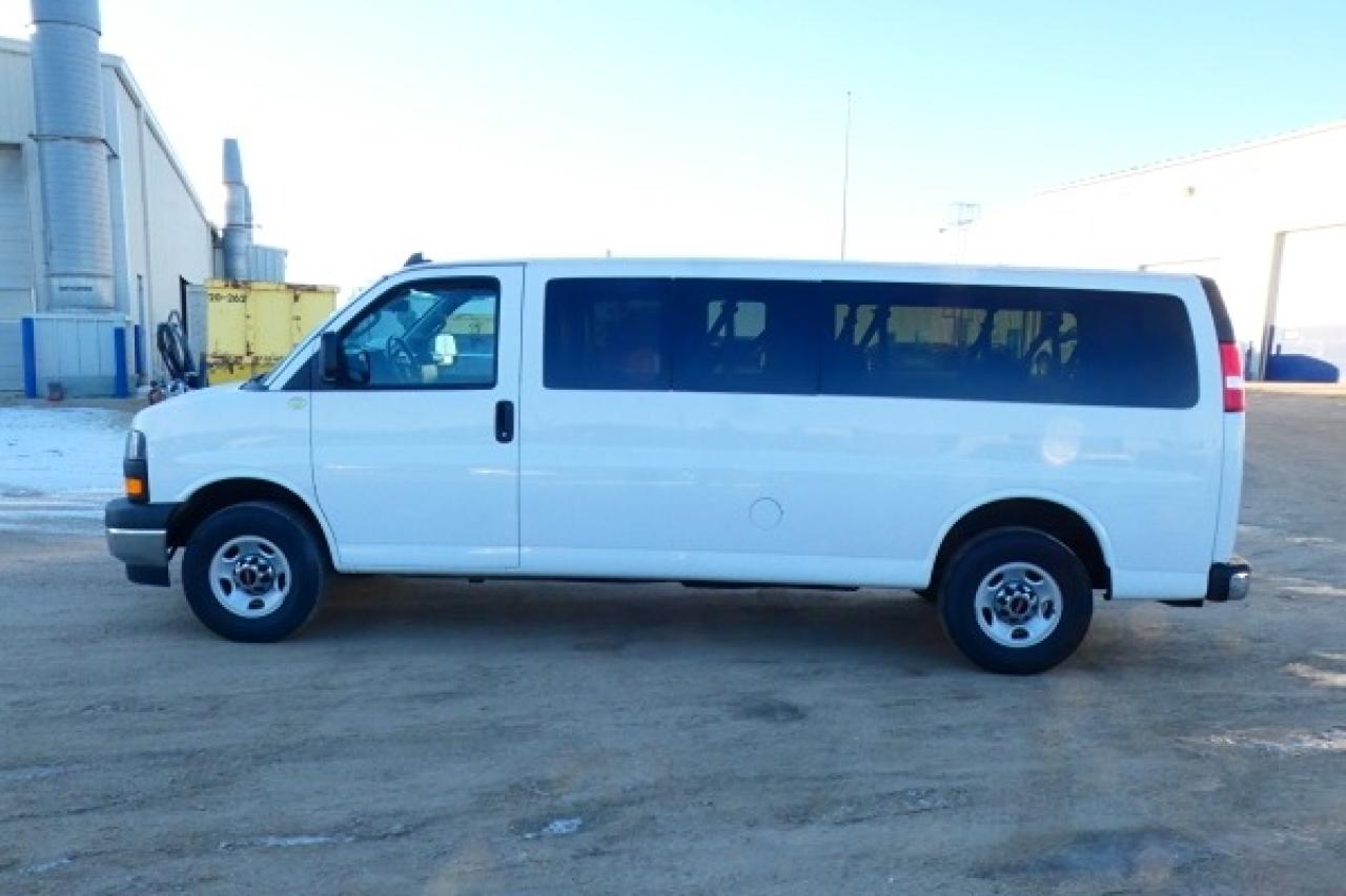 2023 GMC Savana 3500 LT RWD 15 pass. w/cloth seats, RVM BUC - Photo #1
