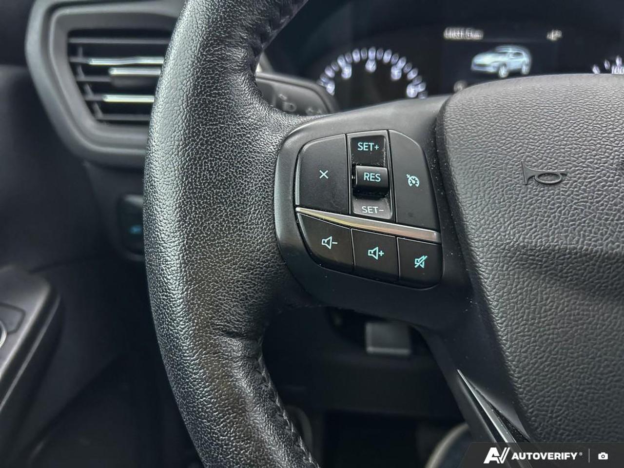 2020 Ford Escape SEL / NO ACCIDENTS / LEATHER / HTD SEATS / AWD Photo