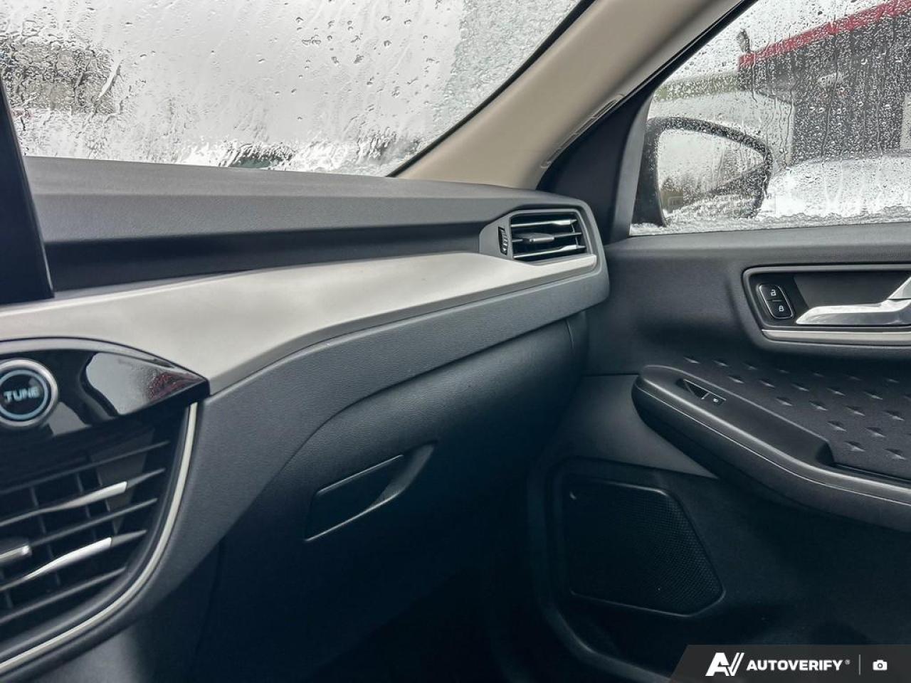 2020 Ford Escape SEL / NO ACCIDENTS / LEATHER / HTD SEATS / AWD Photo