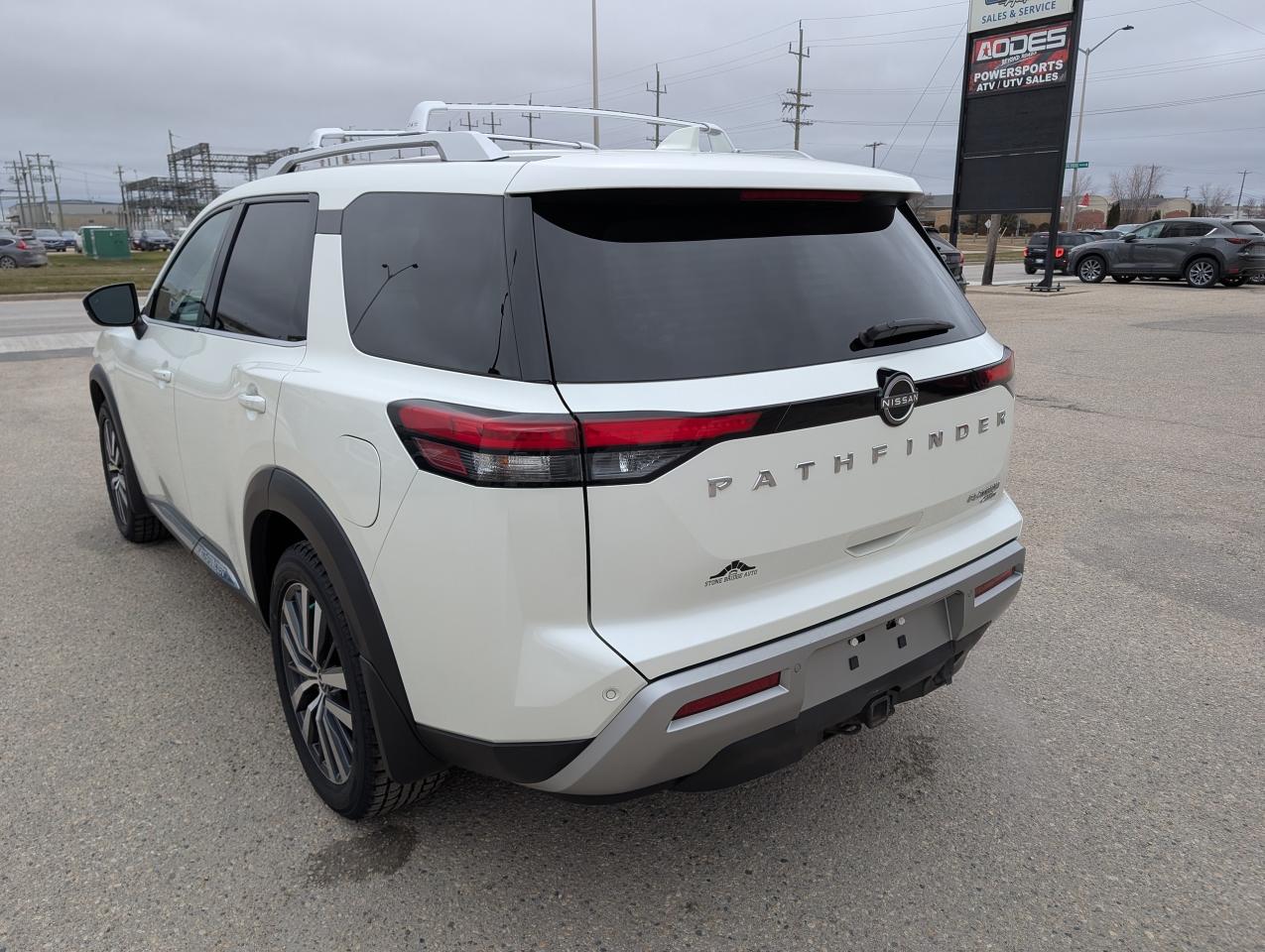 2022 Nissan Pathfinder Platinum - Photo #5