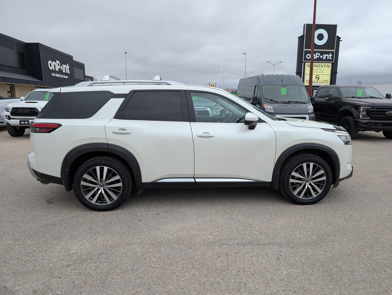 2022 Nissan Pathfinder Platinum - Photo #3