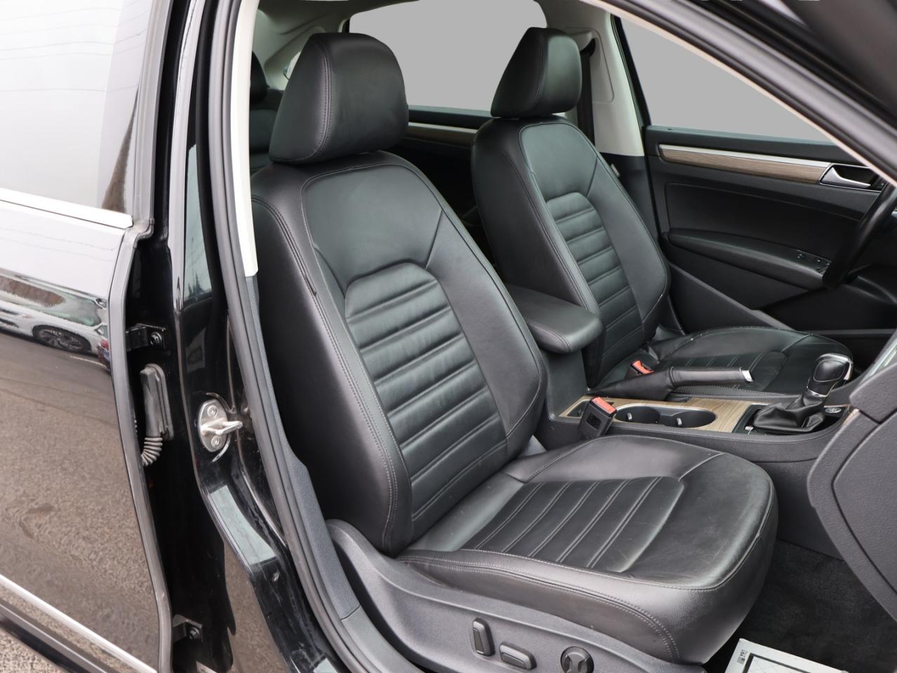 2016 Volkswagen Passat SEL PREMIUM CERTIFIED *AACCIDENT FREE*V.W MAINTAIN* CAMERA NAV BLUETOOTH LEATHER HEATED SEATS SUNROOF CRUISE ALLOYS Photo