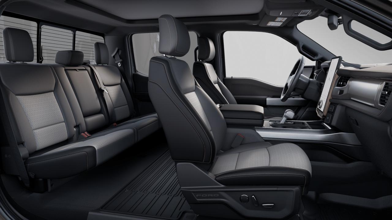 2025 Ford F-150 Lightning LARIAT 4WD SUPERCREW 5.5' BOX Extended Range Battery Photo5