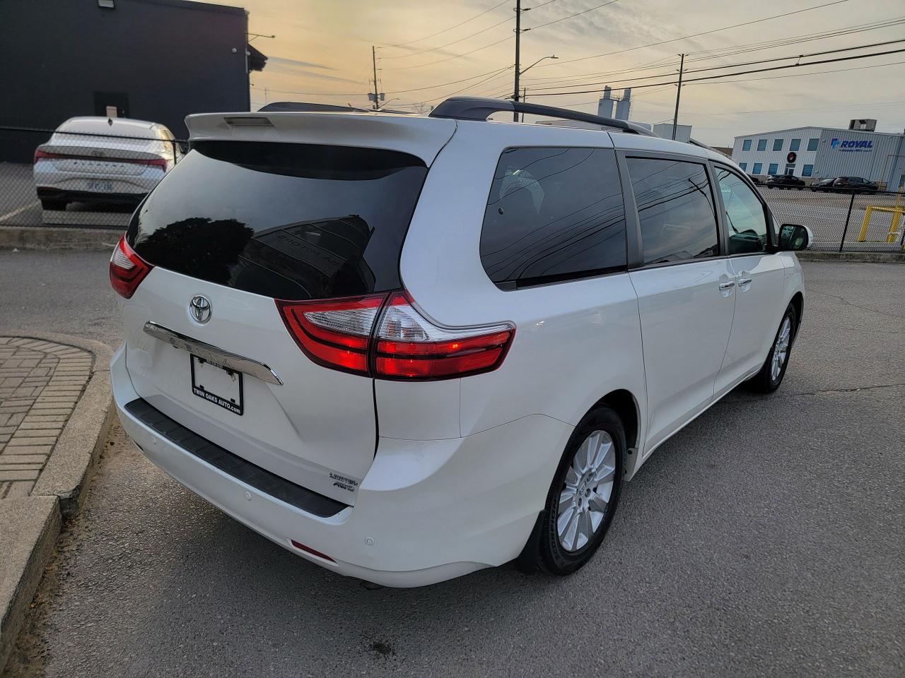 2016 Toyota Sienna Limited | AWD Photo4