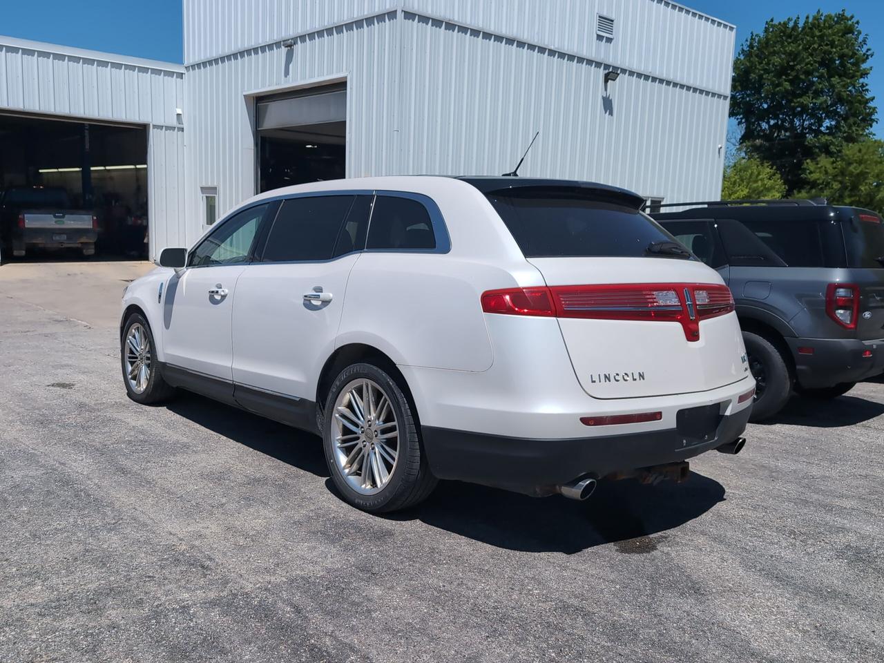 2015 Lincoln MKT Elite AWD Photo3