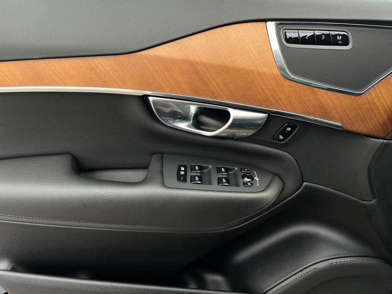 2021 Volvo XC90 T6 AWD Momentum 7-Seater - Navigation !!! Photo