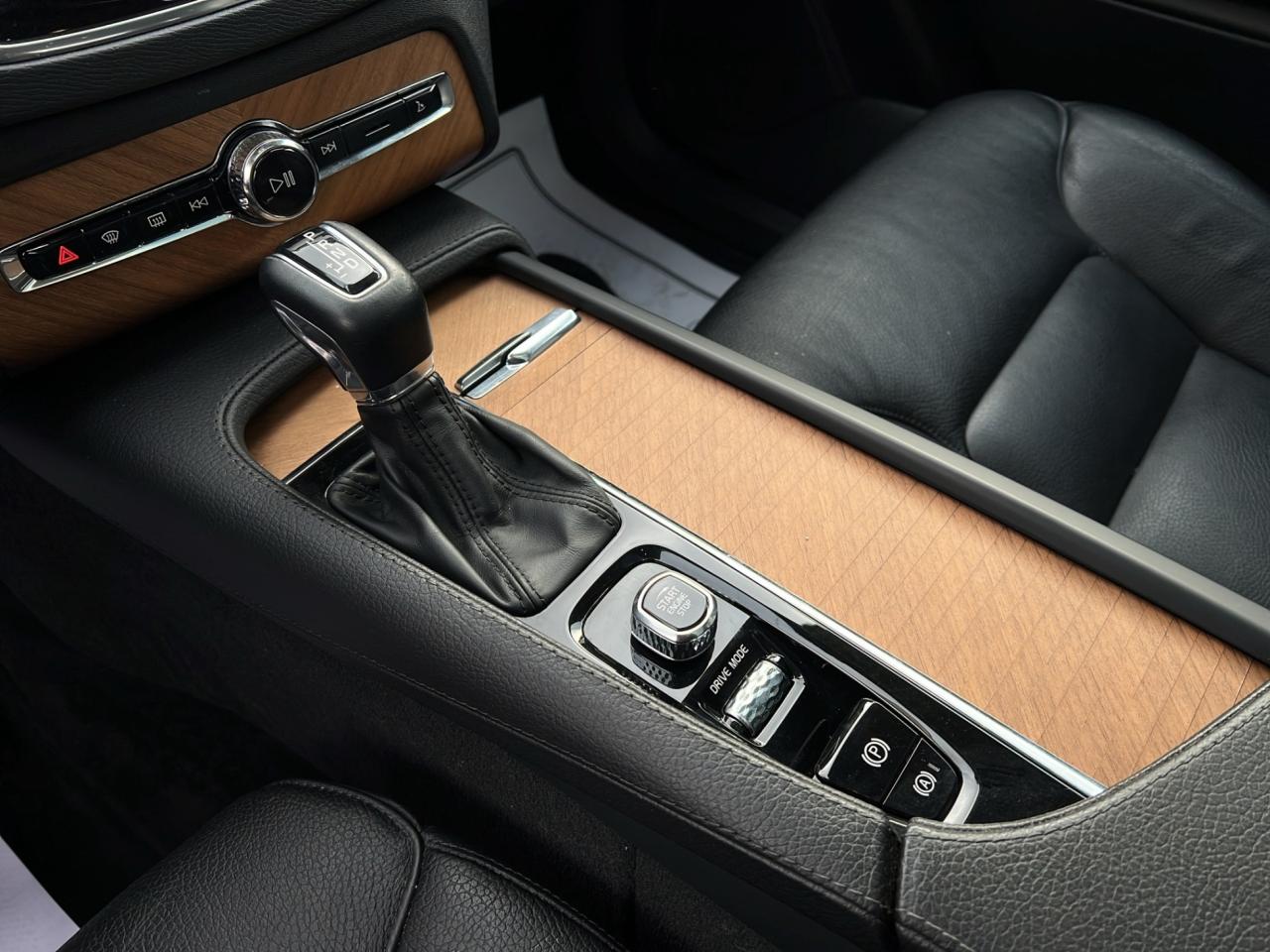 2021 Volvo XC90 T6 AWD Momentum 7-Seater - Navigation !!! Photo