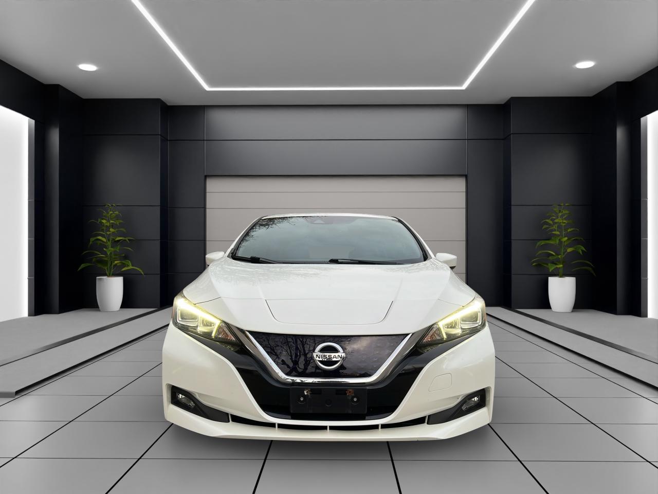 2018 Nissan Leaf SV Hatchback - Navigation System - ELECTRIC !! Photo