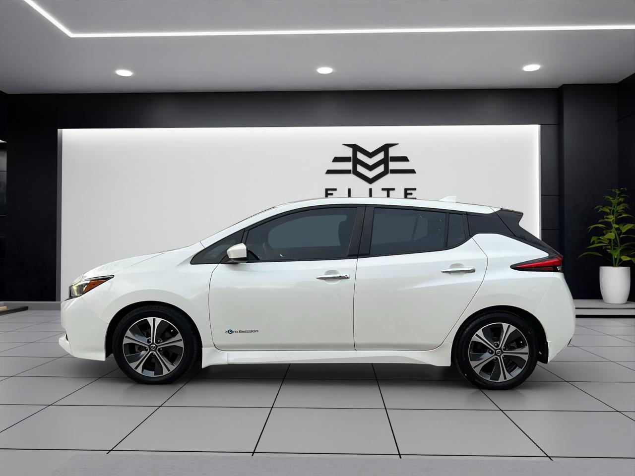 2018 Nissan Leaf SV Hatchback - Navigation System - ELECTRIC !! Photo