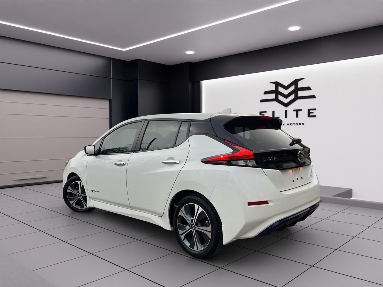 2018 Nissan Leaf SV Hatchback - Navigation System - ELECTRIC !! Photo