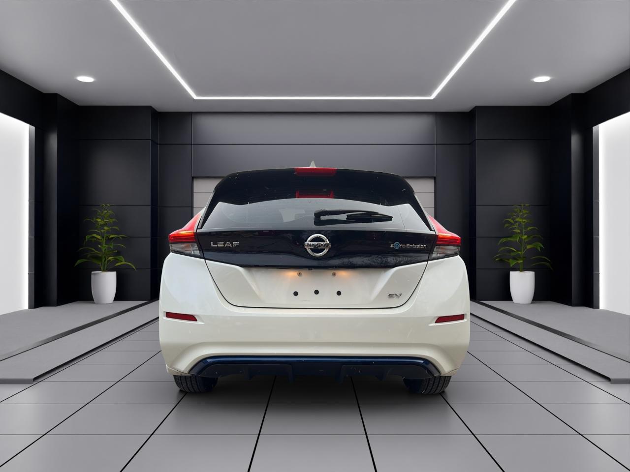 2018 Nissan Leaf SV Hatchback - Navigation System - ELECTRIC !! Photo